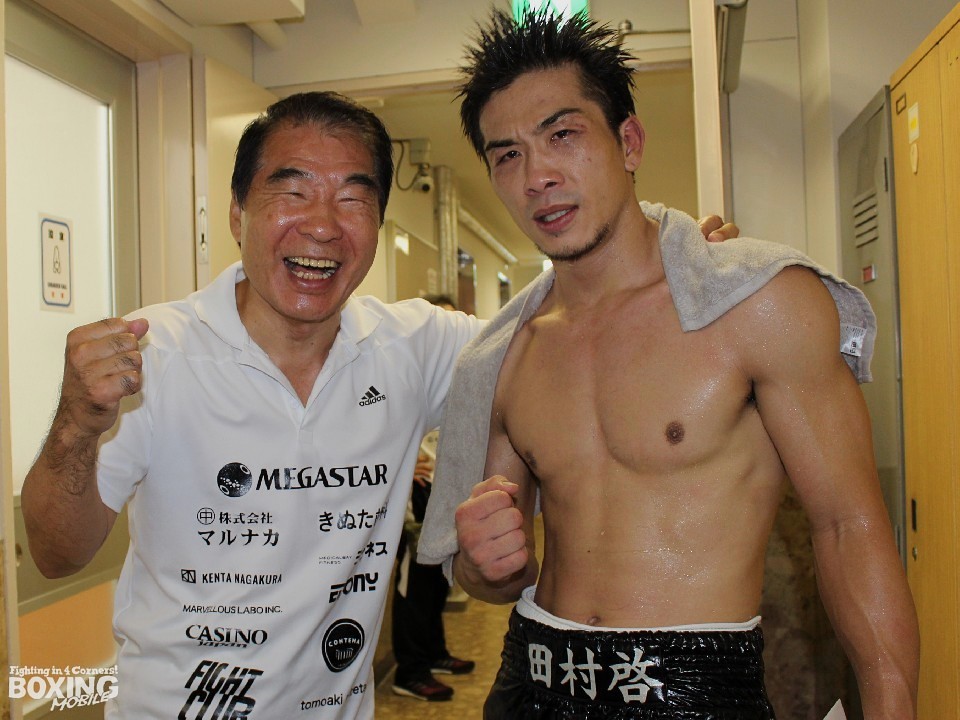 所属選手の勝利を喜ぶ花形進会長