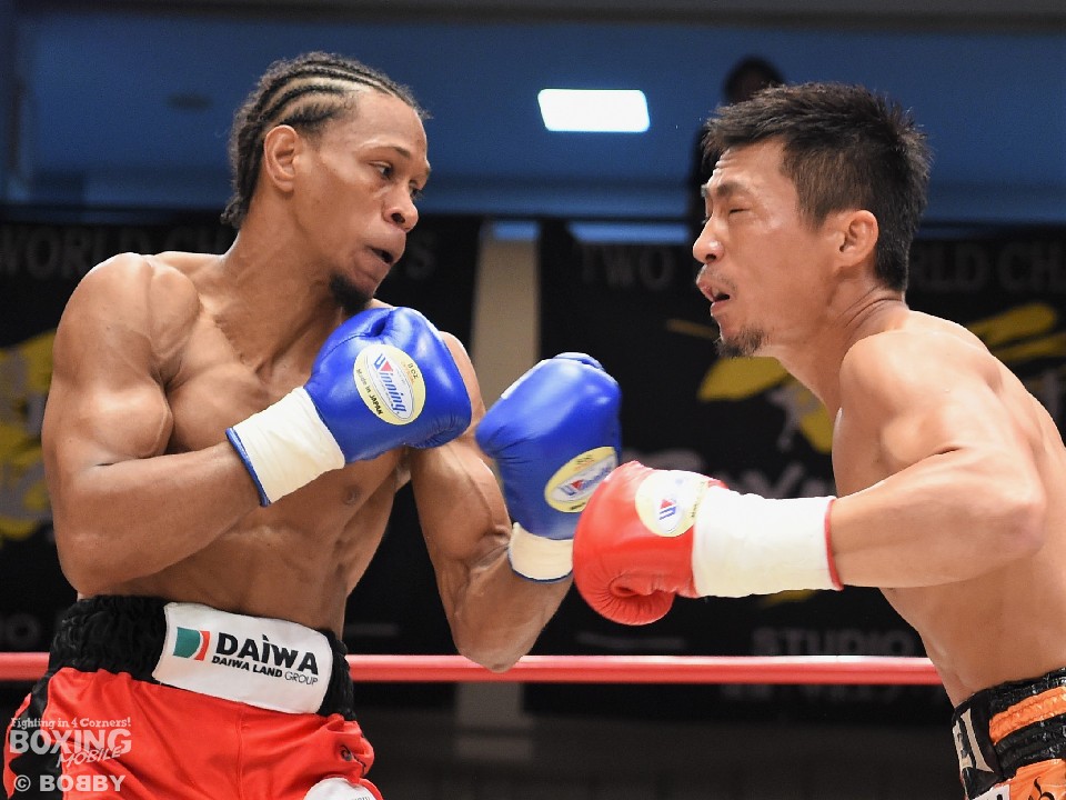 メインは激しいパンチの応酬