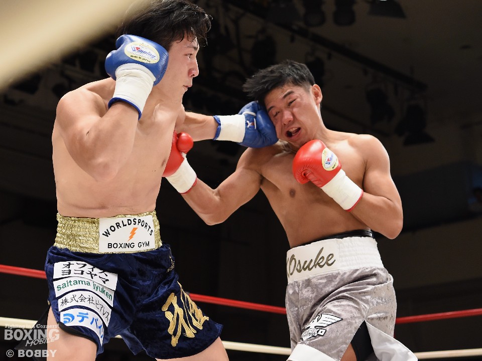 左:鈴木と右:有岡が激しい打撃戦